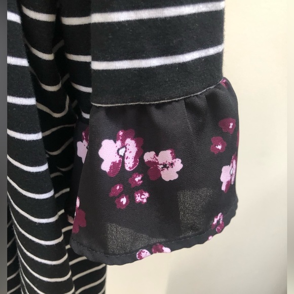 Flutter Sleeves Black/White with Pink/Burgundy Flowers Decorative Back - Picture 4 of 5